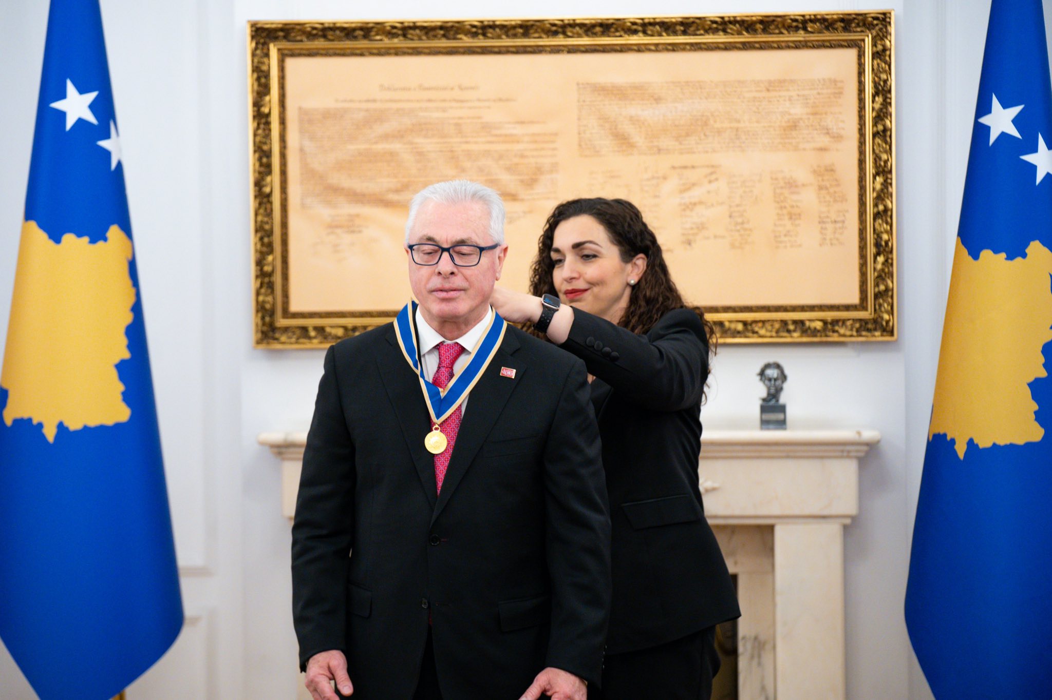 Ura E Li Rise Presidentja Osmani dekoron Harry Bajraktarin me “Urdhrin e Lirisë ...