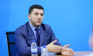 727786-fyerjet-e-kurtit-ndaj-opozites-krasniqi-ai-kerkonte-karrem-per-polarizim-te-shoqerise