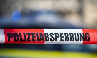 ILLUSTRATION - 28.09.2021, Nordrhein-Westfalen, Gütersloh: Ein Absperrband der Polizei ist vor einem Streifenwagen aufgespannt. Mehr als eineinhalb Jahre nach einem bislang nicht aufgeklärten brutalen Überfall auf eine 83 Jahre alte Frau in Leverkusen kommt der Fall in die ZDF-Sendung «Aktenzeichen XY Ungelöst». (zu dpa: «Brutaler Überfall auf Seniorin bei «Aktenzeichen XY»») Foto: David Inderlied/dpa +++ dpa-Bildfunk +++ (KEYSTONE/DPA/David Inderlied)