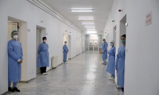 Stafi mjekesor me veshje mbrotjese ne ambientet e Spitalit COVID 3, i cili eshte struktura me e re spitalore, e pershtatur si nje spital karantine me nje kapacitet prej 150 shtreterish, i disponueshem ne rast te nje vale një vale infektimi me koronavirus./r/n/r/nMedical staff in protective clothing on the premises of COVID 3 Hospital, which is the newest hospital structure, adapted as a quarantine hospital with a capacity of 150 beds, available in case of a wave of coronavirus infection.