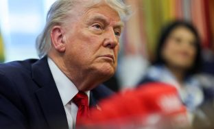 Foto de archivo del presidente de EEUU Donald Trump firmando decretos en la Casa Blanca. 23 de abril de 2025. REUTERS/Leah Millis/