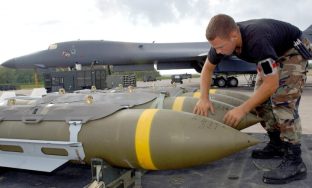 Izraeli merr një ngarkesë amerikane me bomba 900 kilogramëshe, të cilat Biden refuzonte t’ia jepte