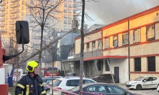 Kaplohet nga zjarri Kino Rinia në Prishtinë, nuk raportohet për të lënduar - VIDEO