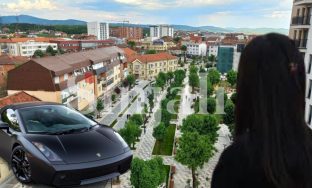 Lamborghini godet rëndë një të mitur në rrugë – 11 vjeçarja dërgohet në QKUK me lëndime të rënda