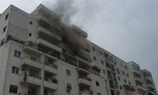 Përfshihet nga flakët një pallat në Tiranë, banorët bllokohen brenda në banesë