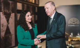 “Po harroni turqishten”, Erdogan batuta me Osmanin – presidentja i përgjigjet në turqisht “më duhet të praktikoj me ju”