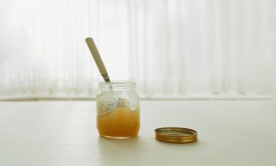 Si ta dalloni mjaltin e rremë Mjafton të shikoni pjesën e sipërme të kavanozit dhe gjithçka do të jetë e qartë për ju